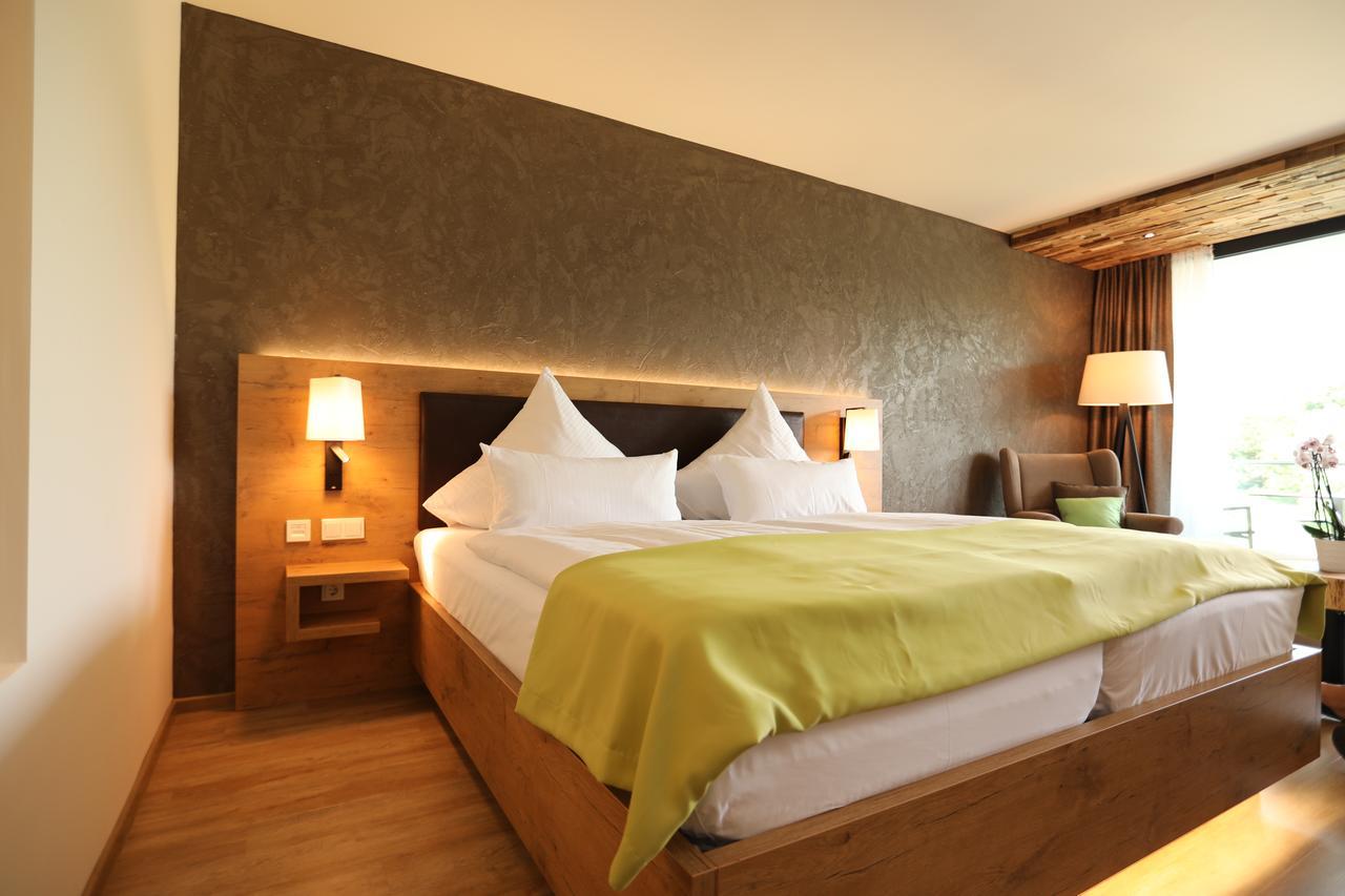 Doppelzimmer mit rollstuhlgerechter Dusche und Seeblick - barrierefrei